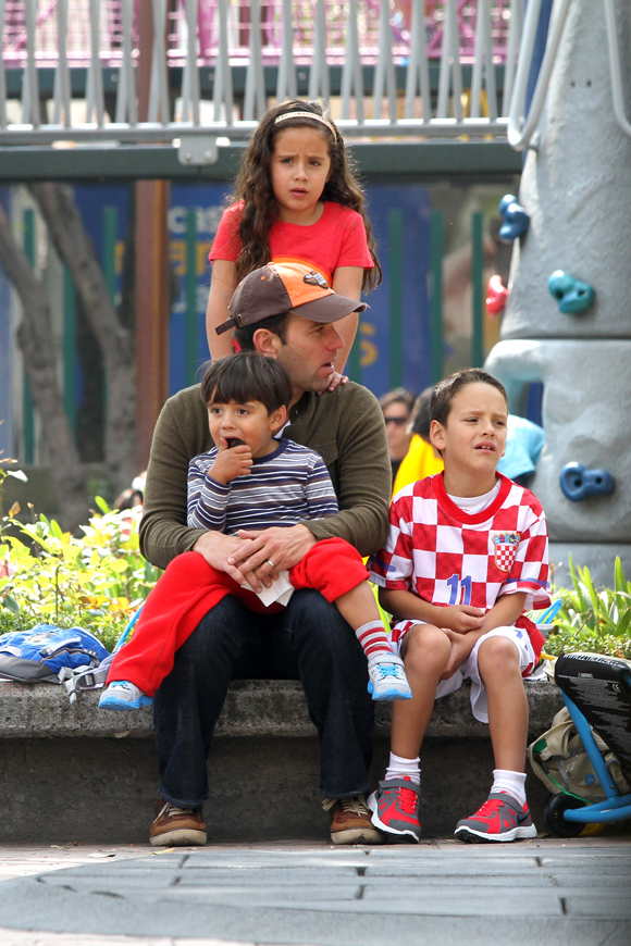 En Familia Carlos Loret De Mola Disfruta De Una Divertida Tarde En El