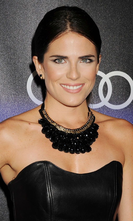 Karla Souza se suma con éxito a la tendencia 'total black' y brilla con