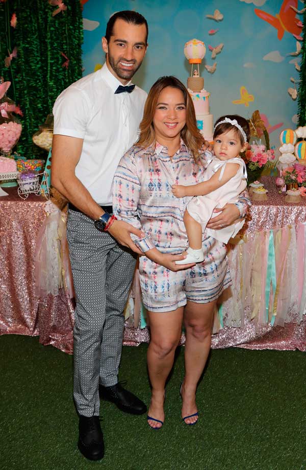 La pequeña hija de Adamari López y Toni Costa sube por primera vez a un avión y ¡amo las nubes!