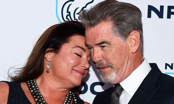 Como Novios Pierce Brosnan Y Su Esposa Tan Enamorados Sobre La Alfombra 