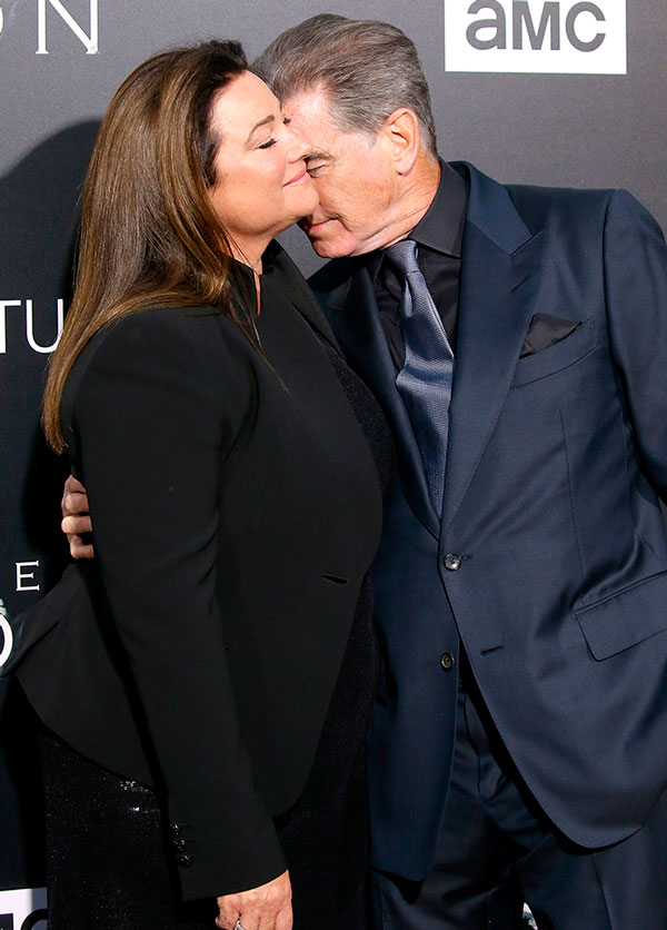 Como Novios Pierce Brosnan Y Su Esposa Tan Enamorados Sobre La Alfombra 