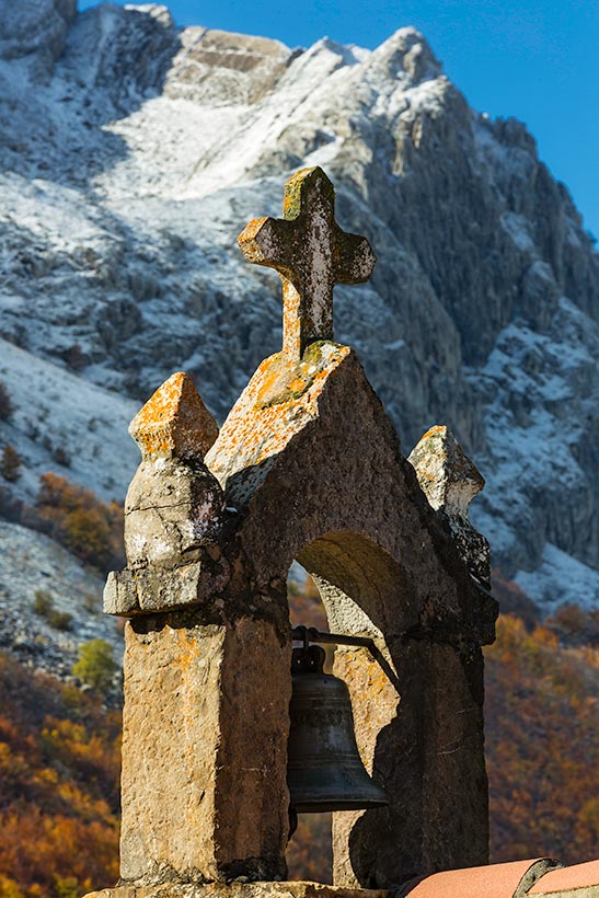 somiedo-iglesia-asturias-campanas