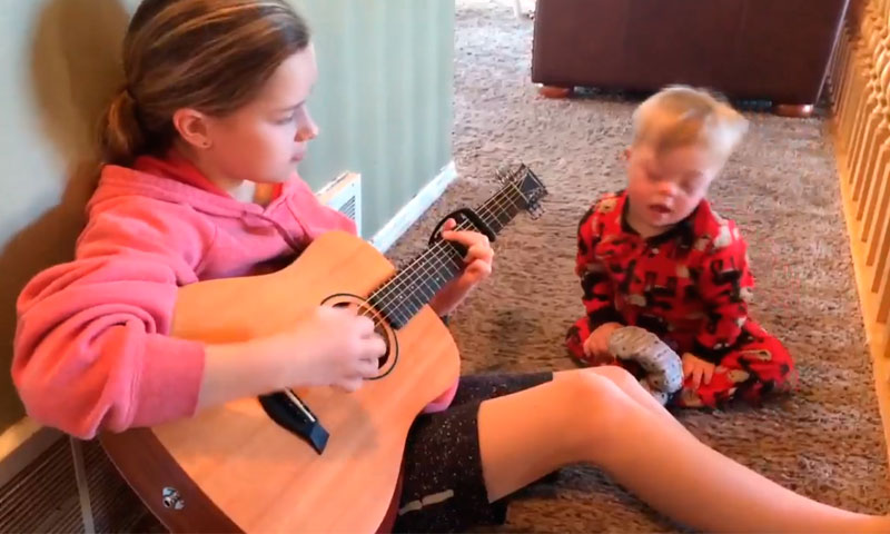 El tierno video de una pequeña cantando a su hermanito con síndrome de