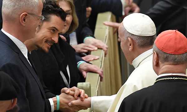 Katy Perry y Orlando Bloom saludan al Papa Francisco en El Vaticano