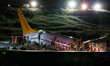 Las impactantes imágenes del avión con pasajeros que se salió de la pista y se rompió en tres pedazos en Turquía