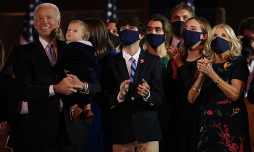 Con sus hijos, nietos y esposa, Biden dio su primer mensaje como presidente electo