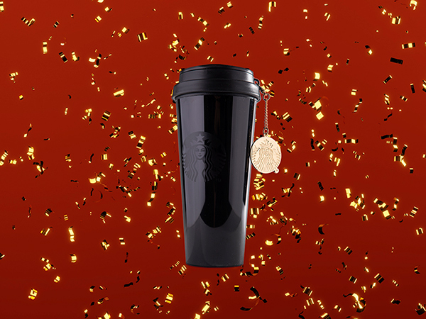 Elegante y sofisticado, el tumbler negro edición limitada de Starbucks es la mejor opción para celebrar la llegada de un nuevo año.
