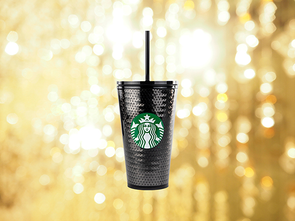La lentejuela es una de las tendencias más fuertes de la temporada y Starbucks también la ha incluido en este vaso reusable.