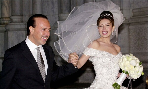 Thalía deja a todos con la boca abierta al recuperar las imágenes de su vestido de novia con una cola de ¡17 metros!
