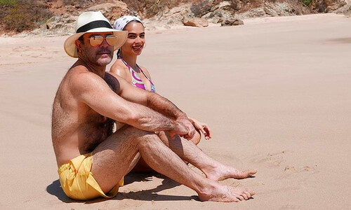 Biby Gaytán presume su micro cintura en bikini y su gran amor por Eduardo Capetillo en la playa