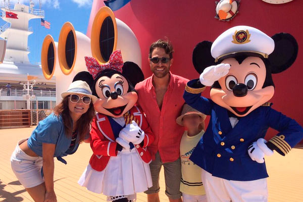 Sebastián Rulli y Angelique Boyer, felices de crucero con Mickey