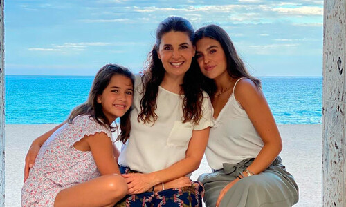 A la orilla del mar, Mayrín Villanueva posa con sus ‘complementos’, sus hijas