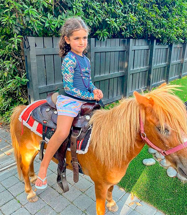 Carolina Fuentes montando a caballo