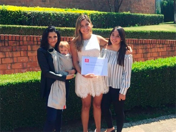 Aislinn Derbez en la graduación de una de sus hermanas, Michelle y Chiara Aguilera