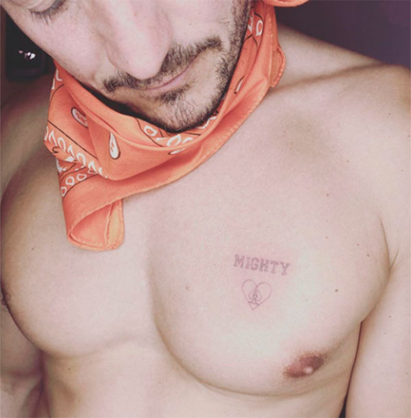 Orlando Bloom muestra el tatuaje en el pecho que se hizo en honor a Mighty su perrito