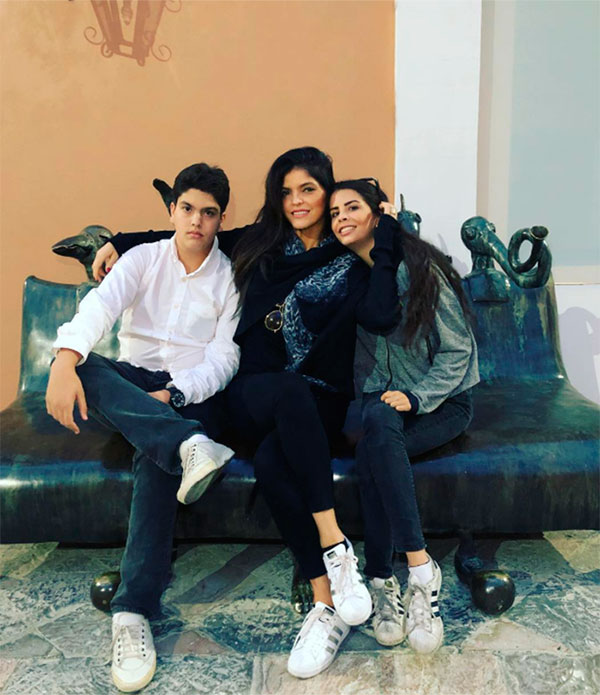 Ana Bárbara al lado de sus hijos José Emilio y Paula Levy