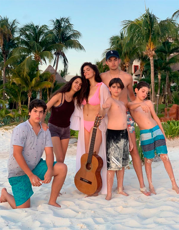 Ana Bárbara rodeada por sus cinco hijos en la playa 
