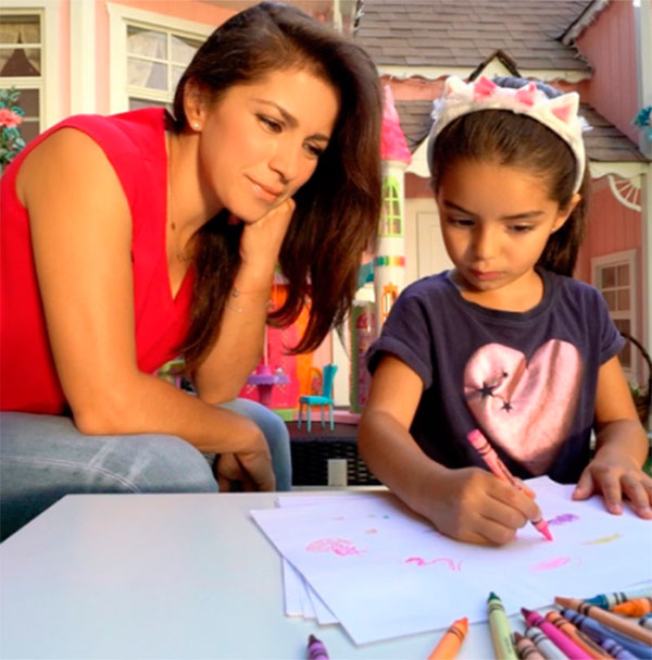 Alessandra Rosaldo y su hija Aitana coloreando