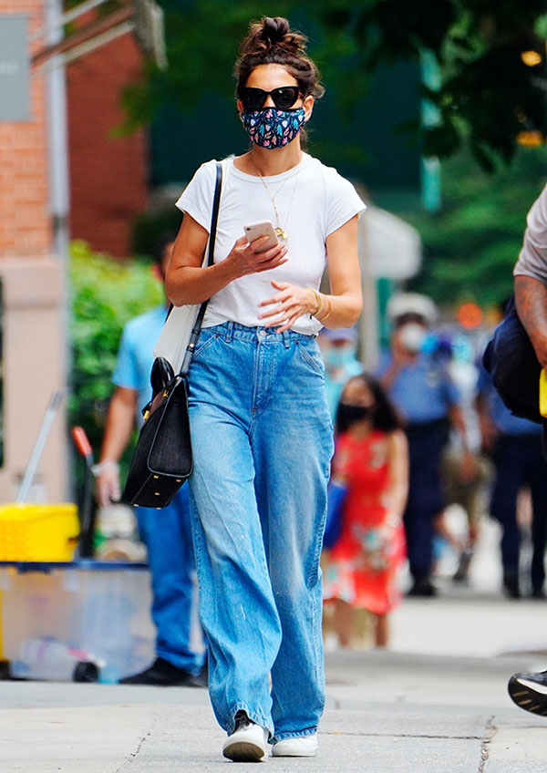 Katie Holmes caminando con cubrebocas en Nueva York 