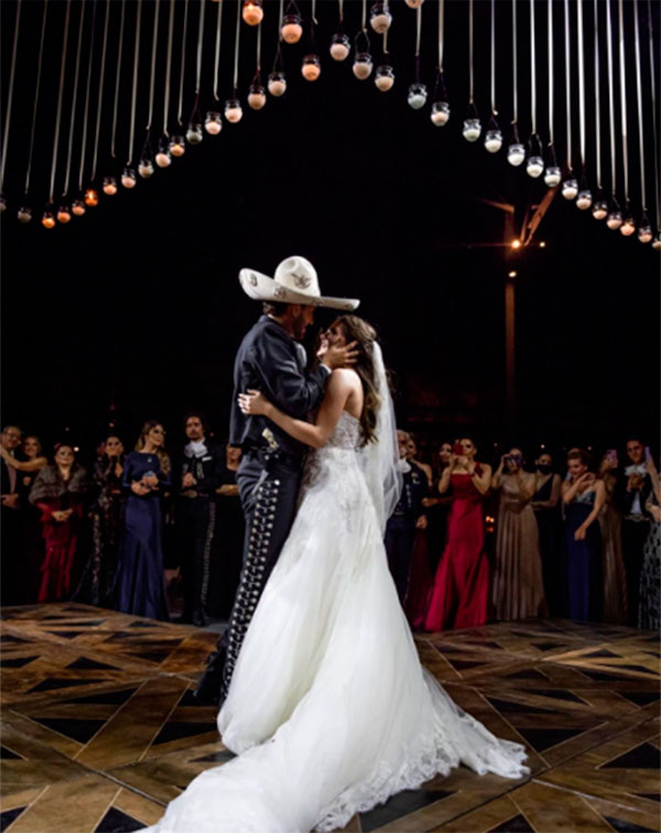 Camila Fernández y Francisco Barba en su primer baile como marido y mujer 