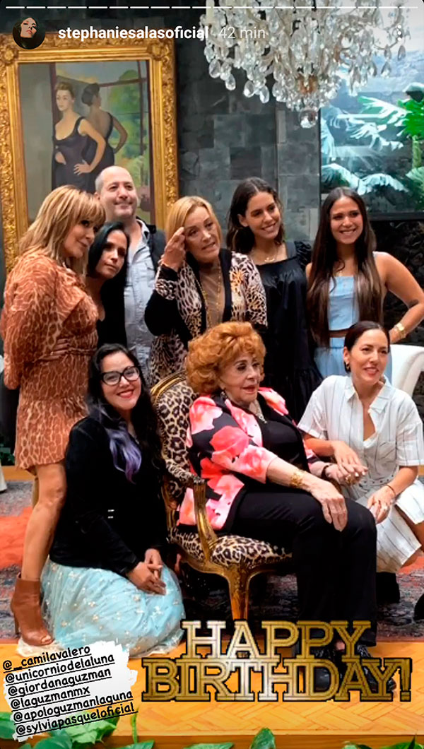Foto familia de los Pinal en el cumlpleaños 90 de doña Silvia Pinal