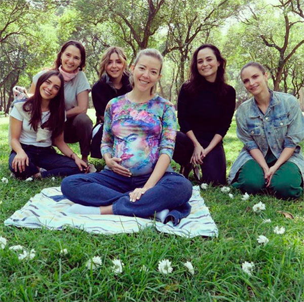 Fernanda Castillo ritual con sus amigas embarazo