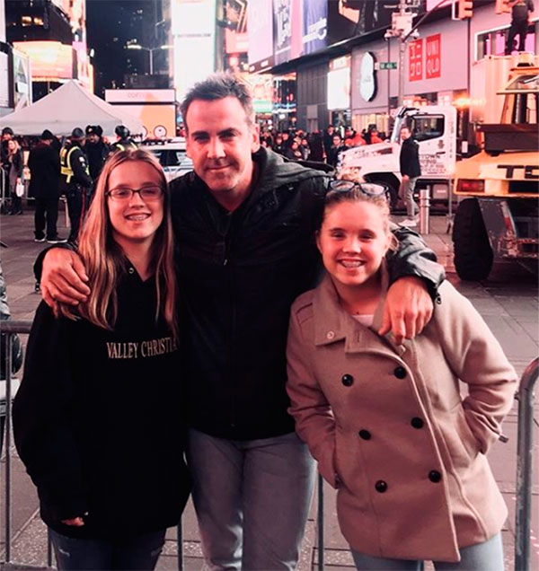 Carlos Ponce con sus hijas Sienna y Savanna en Nueva York