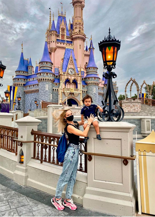 Karla de la Mora con su hijo Cristóbal en Disney World