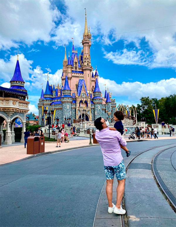 Adal Ramones y su hijo Cristóbal en Disney World