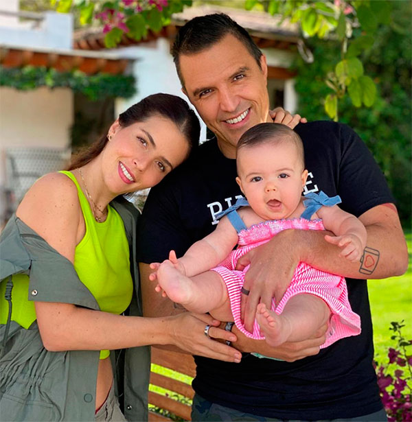 Claudia Álvarez y Billy Rovzar con su hija Kira