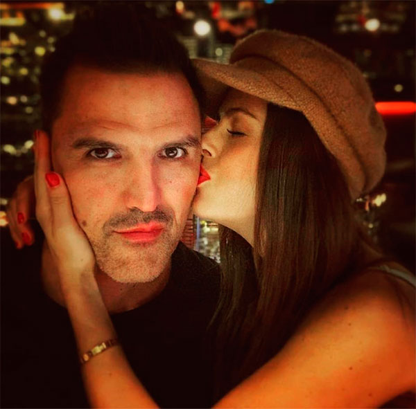 Claudia Álvarez y Billy Rovzar besándose