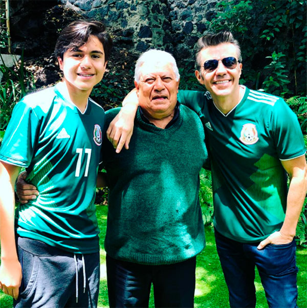 Adrián Uribe, su hijo Gael y su papá