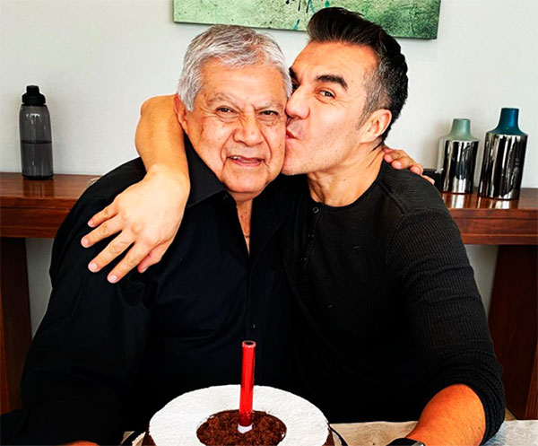 Adrián Uribe y su papá