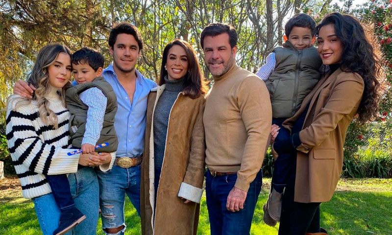 Biby Gaytán celebrates his cobblé coosada by the love of his family