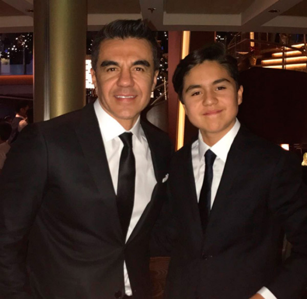 Adrián Uribe y su hijo
