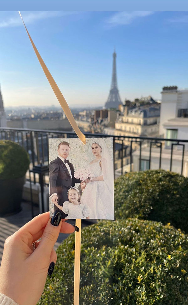 El Canelo sorprende a su esposa en París