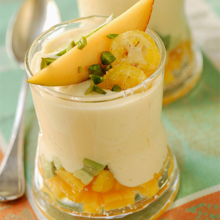 Mousse de mango con ciruela y kumquat