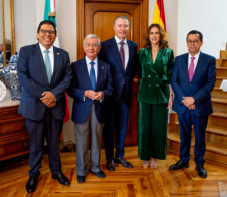Rafael Ansón y Quirino Ordaz Coppel con otras autoridades asistentes