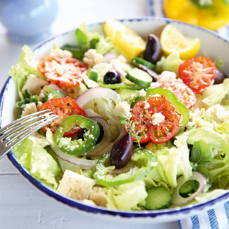 Refrescante Ensalada Griega: Un Festín De Sabores Mediterráneos