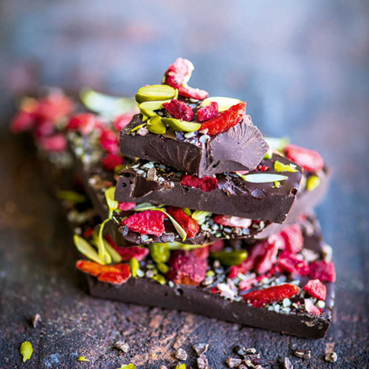 Rocas de chocolate negro con bayas de Goji y pistachos