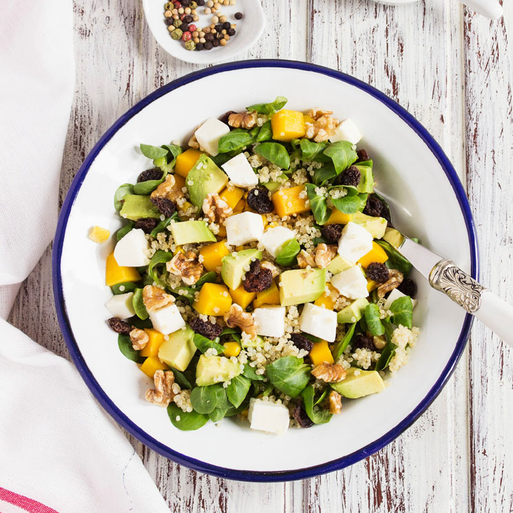 Ensalada de quinoa con aguacate, mango y tofu