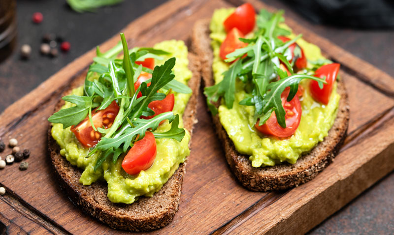 Receta Saludable De Tostadas Integrales De Aguacate Tomates Y Rúcula 8153