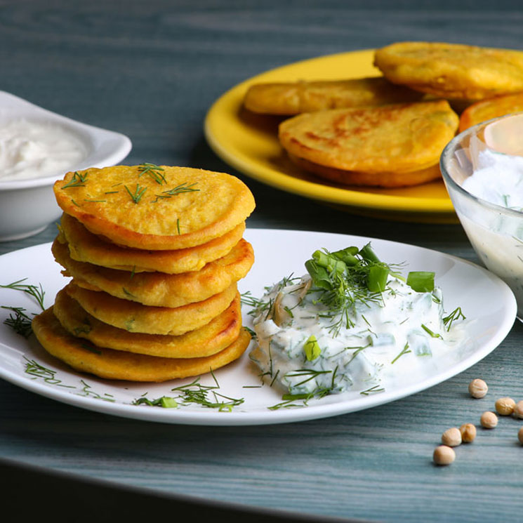 Tortitas de harina de garbanzos con salsa de yogur al eneldo