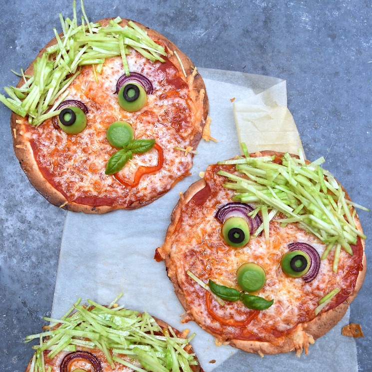 Pizzas divertidas con aguacate