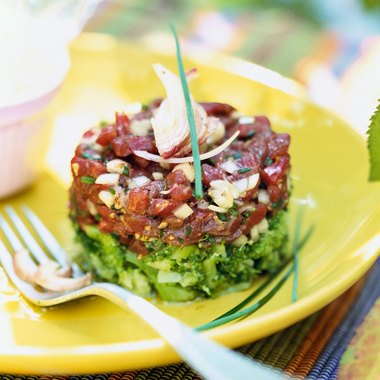 Steak tartar' de carne, brócoli y aguacate