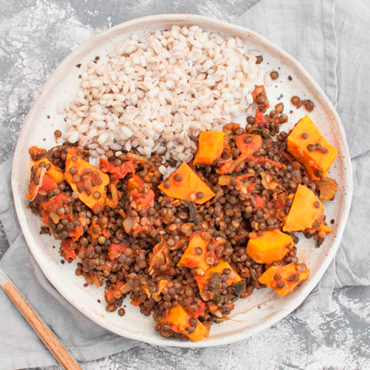 Lentejas con tomate, kale y boniato con cebada perlada