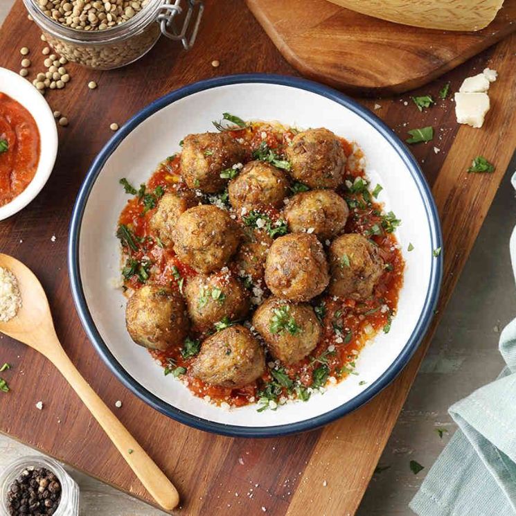 Albóndigas de lentejas con salsa de tomate y romero