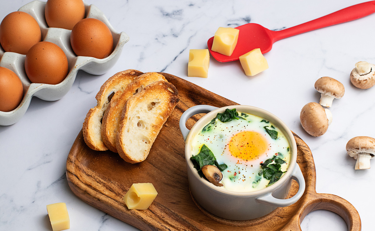 Huevos en 'cocotte' con espinacas y queso emmental