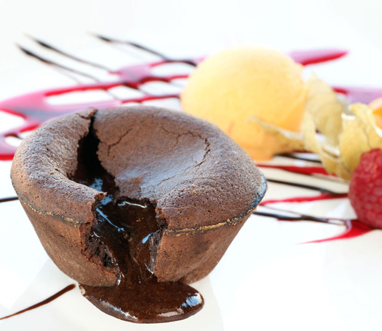 Coulant de chocolate con helado de mango