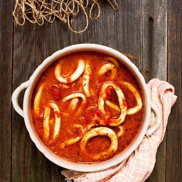 Guiso de calamares con tomate y aceite de menta